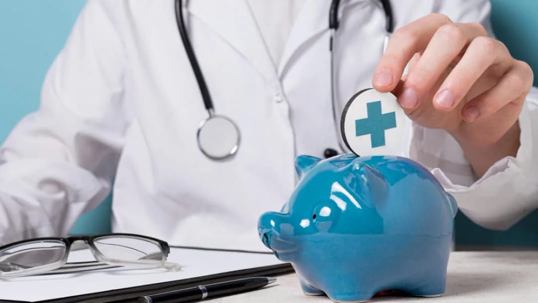 Médecin déposant une carte avec un signe de santé dans une tirelire, illustrant les actions rapides à prendre face aux coûts d’hôpital d’urgence en Ontario.