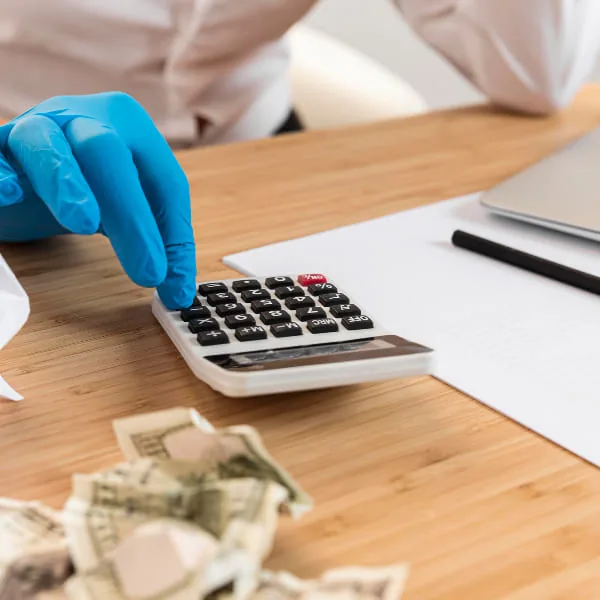 Stéthoscope posé sur des billets de banque, symbolisant la nécessité de soutenir financièrement après une visite d’urgence à l’hôpital.